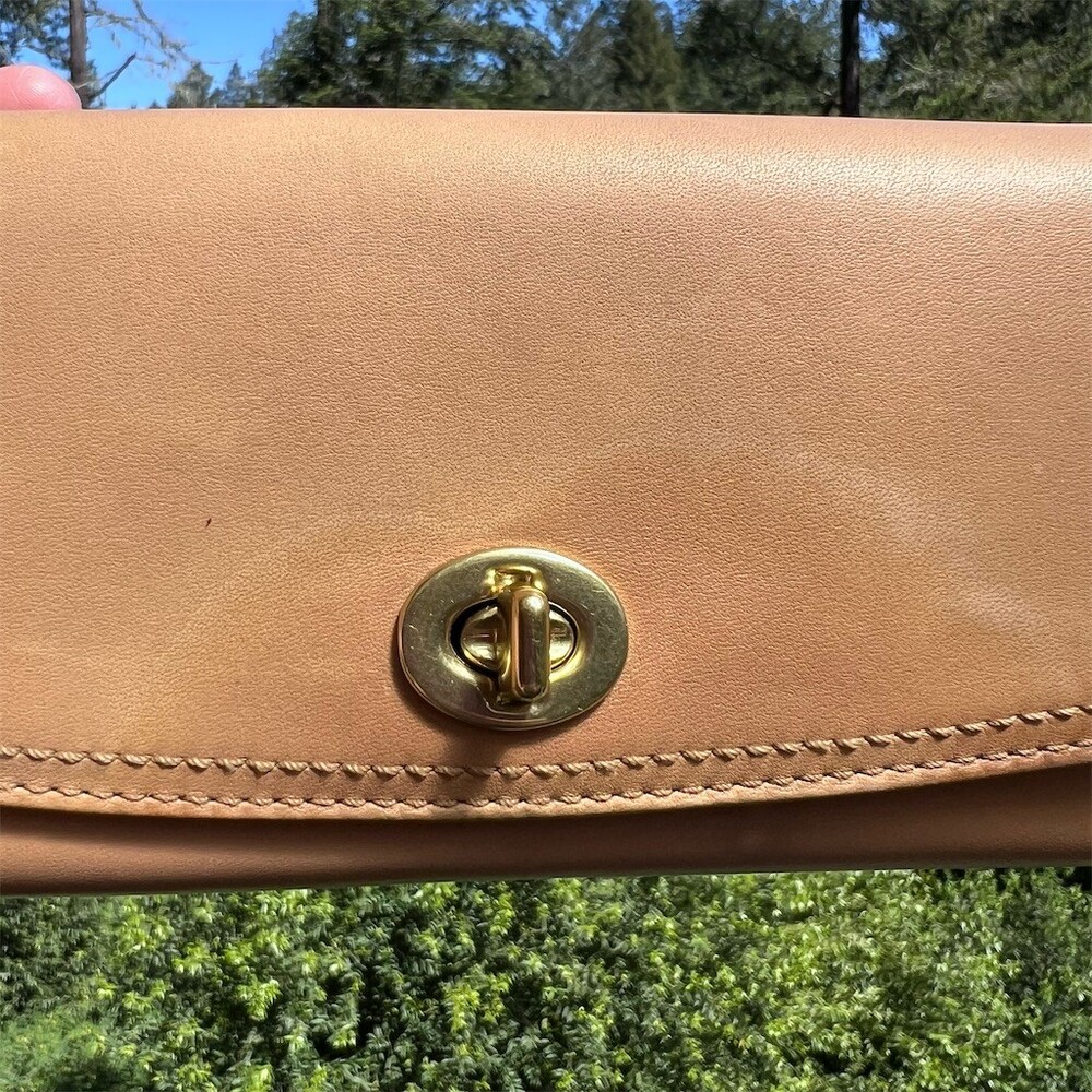 VINTAGE COACH Smooth Leather Turn-Lock Wallet Tan w Gold Hardware - Picture 9 of 13